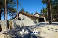 ein Steinhaus mit einer Einfahrt davor in der Unterkunft Alvão Village & Camping in Reguengo