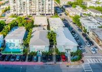 eine Luftaufnahme einer Stadt mit einem Parkplatz in der Unterkunft PRAIA Hotel Boutique &amp; Apartments Miami Beach in Miami Beach