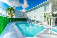 ein Schwimmbad vor einem Gebäude in der Unterkunft PRAIA Hotel Boutique &amp; Apartments Miami Beach in Miami Beach