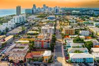 eine Luftansicht einer Stadt mit Meerblick in der Unterkunft PRAIA Hotel Boutique &amp; Apartments Miami Beach in Miami Beach