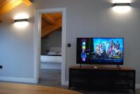 Televízia a/alebo spoločenská miestnosť v ubytovaní Altar Suites Conde Luna by gaiarooms