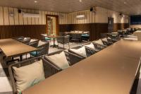 una sala da pranzo con tavoli e sedie di Hotel Bay Laurel Retreat a Faridabad