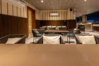 una sala da pranzo con sedie, tavolo e tavolo di Hotel Bay Laurel Retreat a Faridabad