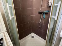 Kúpeľňa v ubytovaní T2 cabine, parking privé, lave-linge, à 100m plage, pour famille - FR-1-702-15