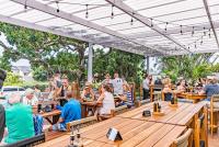 un grupo de personas sentadas en mesas en un restaurante en Beach Wood Boutique Hotel & Resort, en Ballito