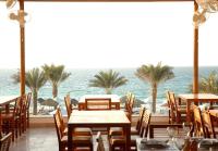 une salle à manger avec vue sur l'océan dans l'établissement Dubai Marine Beach Resort & Spa, à Dubaï