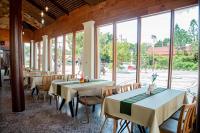 En restaurant eller et andet spisested på Maikaew Damnoen Resort