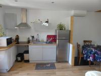 Kuchyňa alebo kuchynka v ubytovaní Appartement cosy, au calme, axe Annecy - Genève