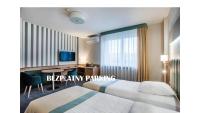 キェルツェにあるHotel La Marのベッド2台、机、テレビが備わったホテルの部屋