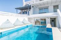 The swimming pool at or close to Dream House "B"