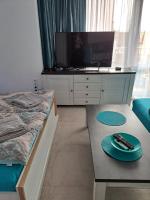 TV a/nebo společenská místnost v ubytování Stensi Atlantis studia