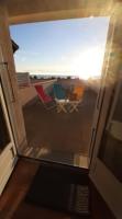 - une vue sur deux chaises et une table depuis la fenêtre dans l&#39;établissement Superbe vue sur l&#39;océan, accès direct à la plage, à La Tranche-sur-Mer