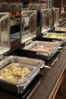 ARDEN PALACE Medical Resort & SPA في ساتانوف: طابور بوفيه مع العديد من صواني الطعام