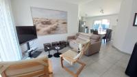 Telewizja i/lub zestaw kina domowego w obiekcie LES SILENES - Maison 3 chambres proche plage