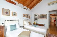 Postel nebo postele na pokoji v ubytování A Casa Nuccia Mansarda by Holiday Solutions