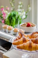 een tafel vol gebak en schalen met eten bij 1 Lexham Gardens Hotel in Londen