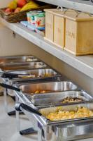 een rij schalen met eten op een plank bij 1 Lexham Gardens Hotel in Londen