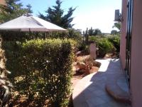 A garden outside VILLA TREROSE by Trerose Properties - Villa centrale con wi-fi e posto auto privato gratuiti