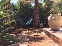 A garden outside VILLA TREROSE by Trerose Properties - Villa centrale con wi-fi e posto auto privato gratuiti