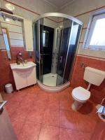 Koupelna v ubytování Apartmani Štrk II
