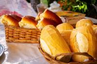 una cesta llena de bollos en una mesa en Pousada Doce Lar, en Itatiba