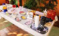 Una mesa blanca con comida y una licuadora encima. en Pousada Doce Lar, en Itatiba