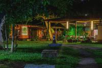 - Vistas nocturnas a un patio con mesa y sillas en Pousada Doce Lar, en Itatiba