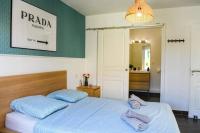- une chambre avec 2 oreillers bleus sur un lit dans l&#39;établissement Le Capé-Grand appartement avec terrasse et jacuzzi, à Marseille