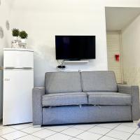 Televízia a/alebo spoločenská miestnosť v ubytovaní Aurora's Home