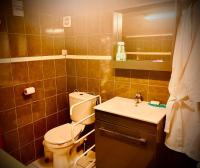 Kúpeľňa v ubytovaní Résidence CAENEE, le dépaysement Naturiste en été avec l'atypique studio climatisé "vintage" en sous pente, sa "paillote" avec jacuzzi, entouré de verdure, planchagrill, transats, vélos gratuits, wifi 5G, Travel Proud LGBTQI, chiens admis