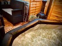 Posedenie v ubytovaní Résidence CAENEE, le dépaysement Naturiste en été avec l'atypique studio climatisé "vintage" en sous pente, sa "paillote" avec jacuzzi, entouré de verdure, planchagrill, transats, vélos gratuits, wifi 5G, Travel Proud LGBTQI, chiens admis