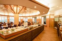 ein Restaurant mit einem Buffet mit Tischen in der Unterkunft KAMENOI HOTEL Kochi in Ino