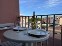 Balkon lub taras w obiekcie Studio Centre avec Piscine, Balcon et Proximité Plage, 2 Personnes - FR-1-702-3
