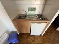 Kuchnia lub aneks kuchenny w obiekcie Studio Centre avec Piscine, Balcon et Proximité Plage, 2 Personnes - FR-1-702-3