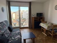 Telewizja i/lub zestaw kina domowego w obiekcie Studio Centre avec Piscine, Balcon et Proximité Plage, 2 Personnes - FR-1-702-3