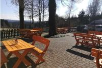 イェーシュタットにあるHotel Heilbrunnenの公園内のピクニックテーブル・ベンチ群