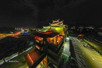 un gran edificio con techo chino por la noche en Heng Ann Guest House, en Melaka