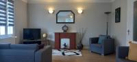 Telewizja i/lub zestaw kina domowego w obiekcie Spacious 3-Bed House in Chateau Garnier