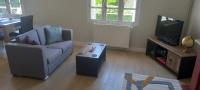 Telewizja i/lub zestaw kina domowego w obiekcie Spacious 3-Bed House in Chateau Garnier
