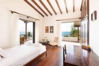 Posteľ alebo postele v izbe v ubytovaní Malt Beachfront Villa