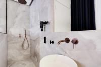 Plan piętra w obiekcie Couples Getaway Unit with Jacuzzi - City Center
