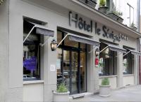 Una tienda frente a una tienda con un cartel. en Hotel Le Sevigne - Sure Hotel Collection by Best Western, en Rennes