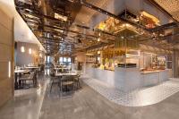 um restaurante com mesas e cadeiras em uma sala em HUALUXE Hotels and Resorts Qingdao Licang em Qingdao