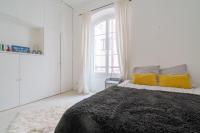 Łóżko lub łóżka w pokoju w obiekcie Grand duplex Montmartre