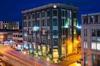 un edificio en una calle de la ciudad por la noche en Abell Hotel, en Kuching