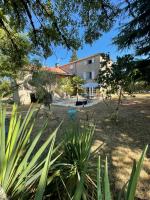 a view of the house from the garden at Maison piscine Lot in Laburgade