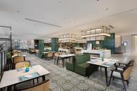 ein Restaurant mit Tischen und Stühlen und eine Cafeteria in der Unterkunft Yuehua Hotel Xiamen Seaside in Xiamen