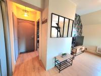 Telewizja i/lub zestaw kina domowego w obiekcie Warmy hypercenter free parking FIBRE - Douaisis Invest