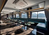 Příroda nedaleko výletní lodě