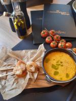 Eine Schüssel Suppe und einige Garnelen auf einem Schneidebrett in der Unterkunft Krowodrza Centrum Konferencyjno - Hotelowe in Krakau